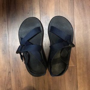 Single strap navy chacos!